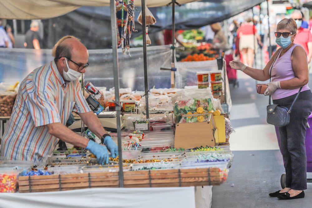 Control de temperatura en el mercadillo de Callosa de Segura por parte de la Policía Local