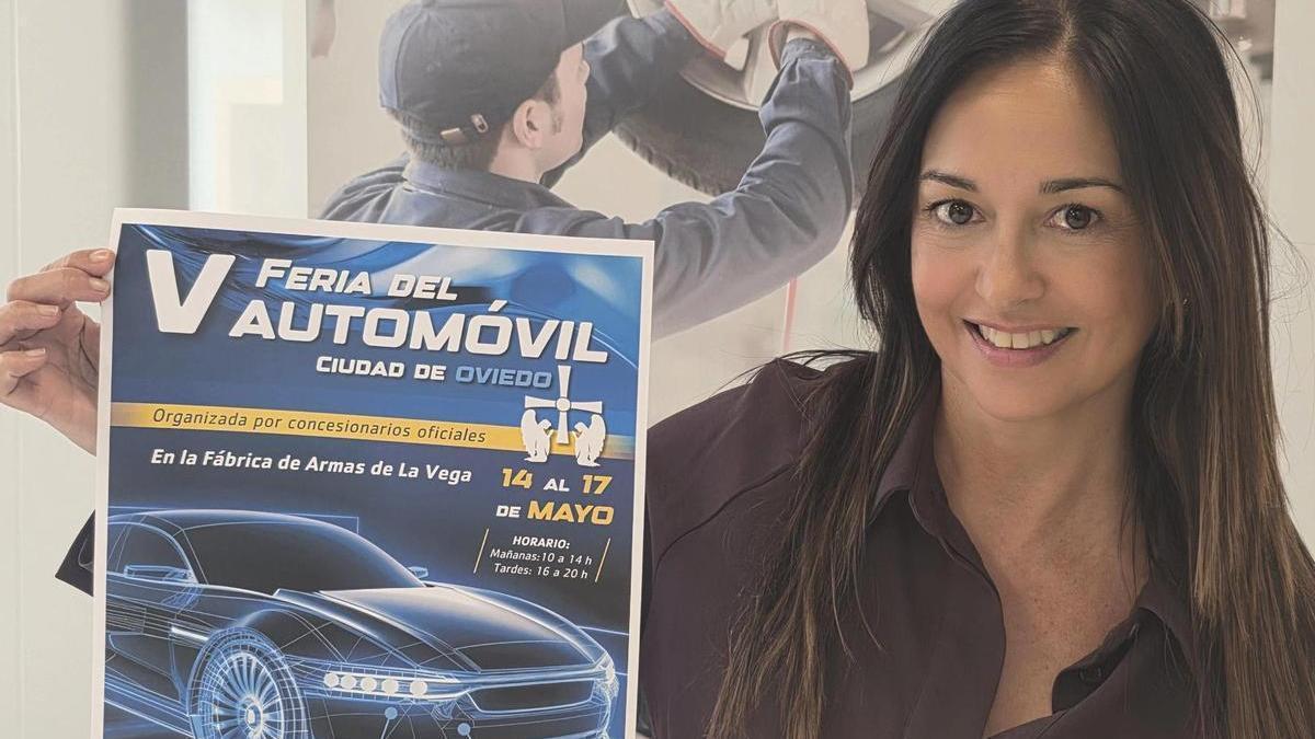 Isabel Barja, secretaria general de ASPA, con el cartel de la Feria de este año