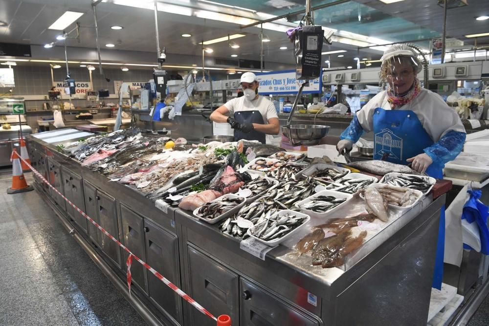 La alcaldesa Inés Rey visita los mercados municipales de Eusebio da Garda y San Agustín.