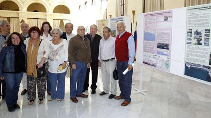 Representantes de la plataforma con Lorena Garzarán, ayer.