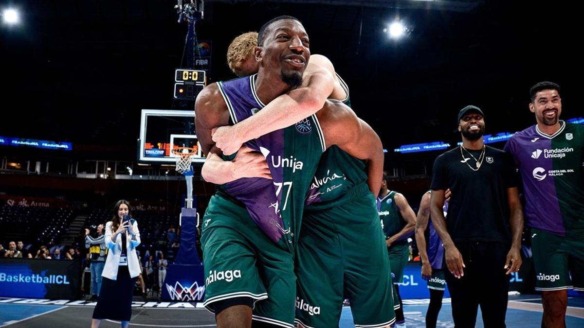 ALberto Dïaz abraza a Sima tras la final contra el Tenerife en la pasada FInal Four de la BCL
