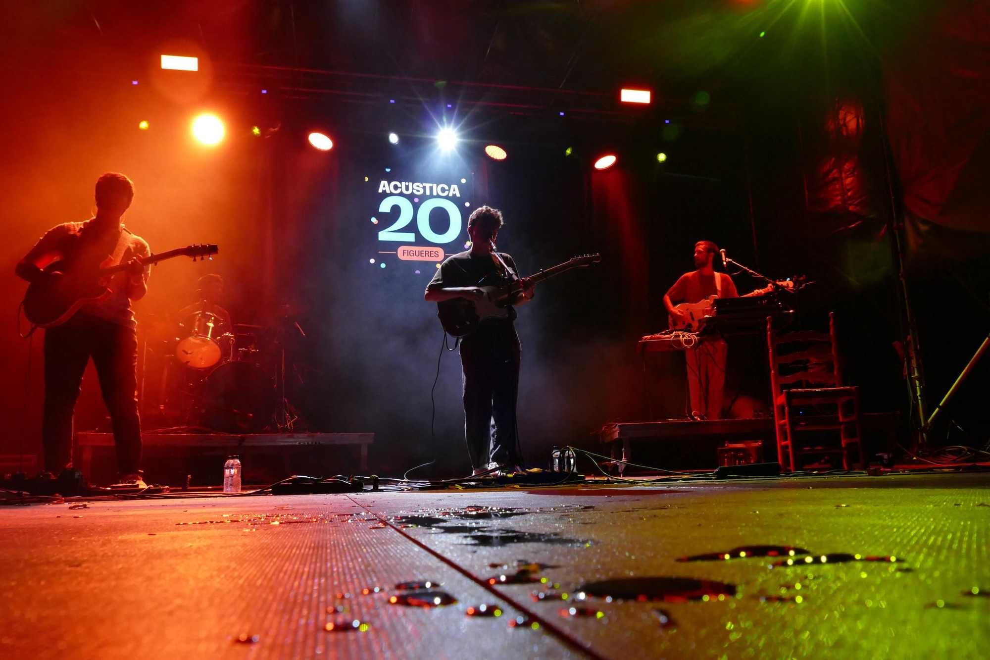 Llum, foc, confeti i molta música a la tercera nit d'Acústica