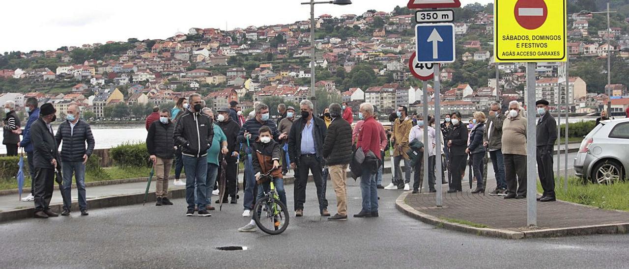 Vecinos concentrados ayer ante la señal de peatonalización del vial de Samertolameu a la PO-551. |   // S.Á.