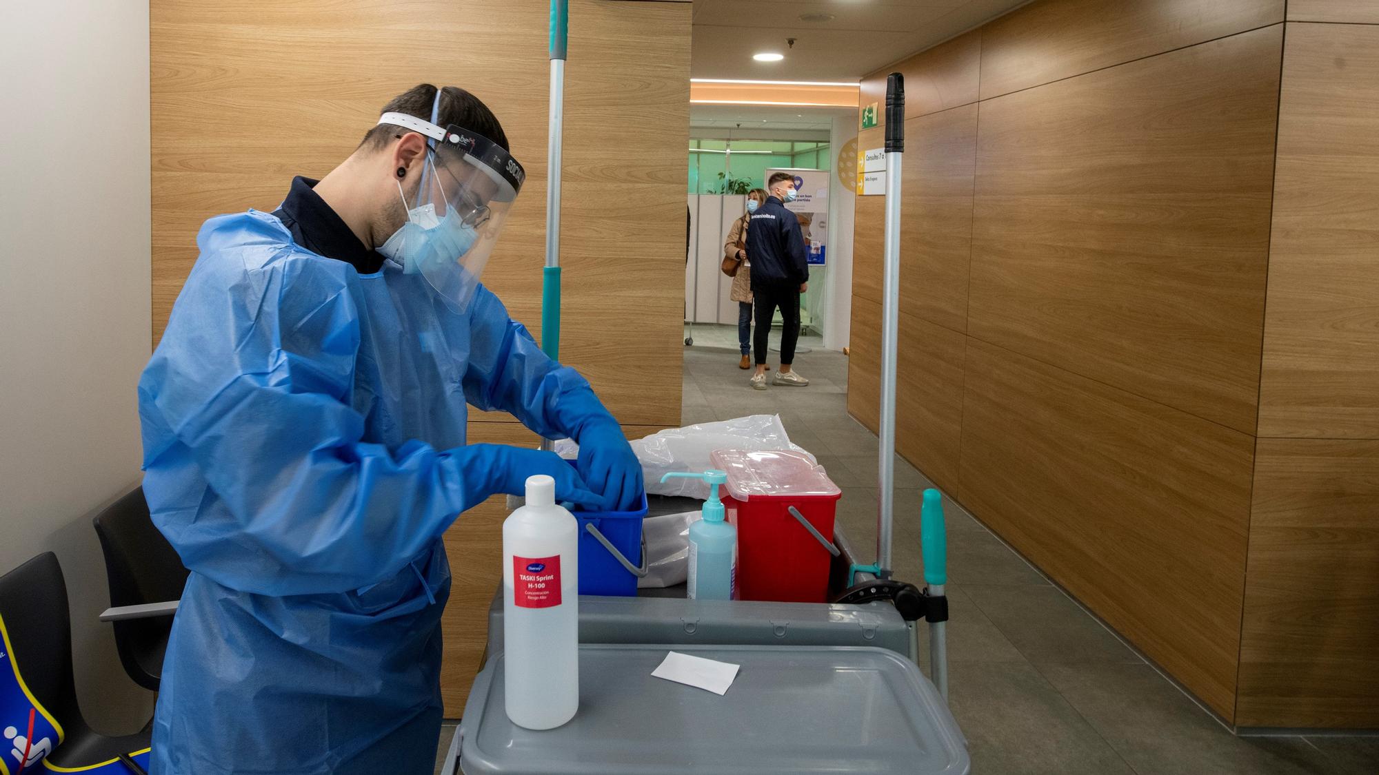 Barcelona 26.02.2021 Sociedad José Antonio Cortés del equipo de limpieza del Hospital de Vall Hebrón durante su jornada Fotografía de jordi Cotrina