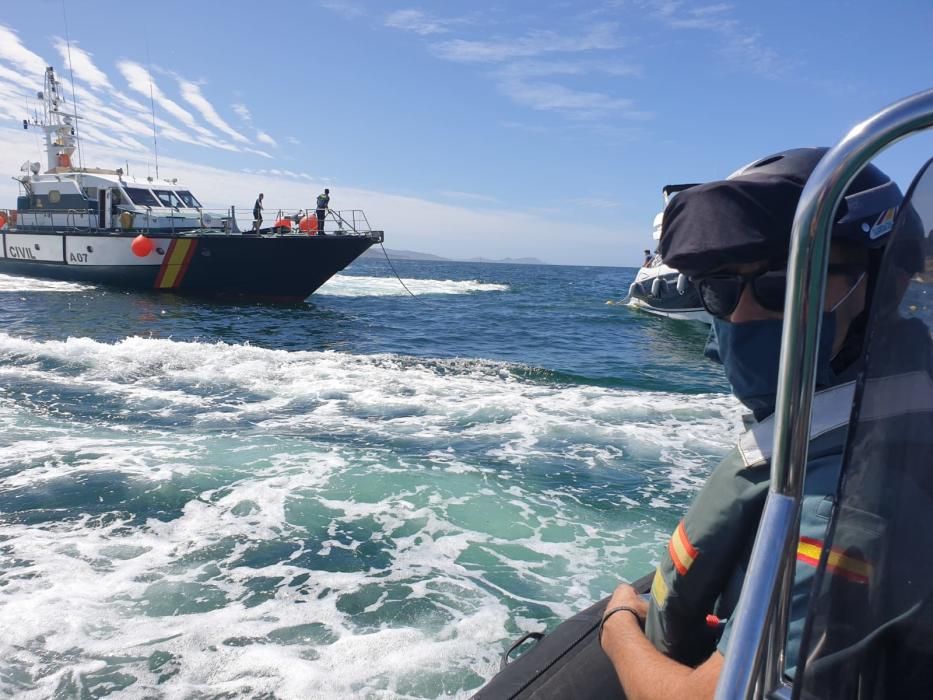 Socorren a un yate encallado en las balizas de Silgar