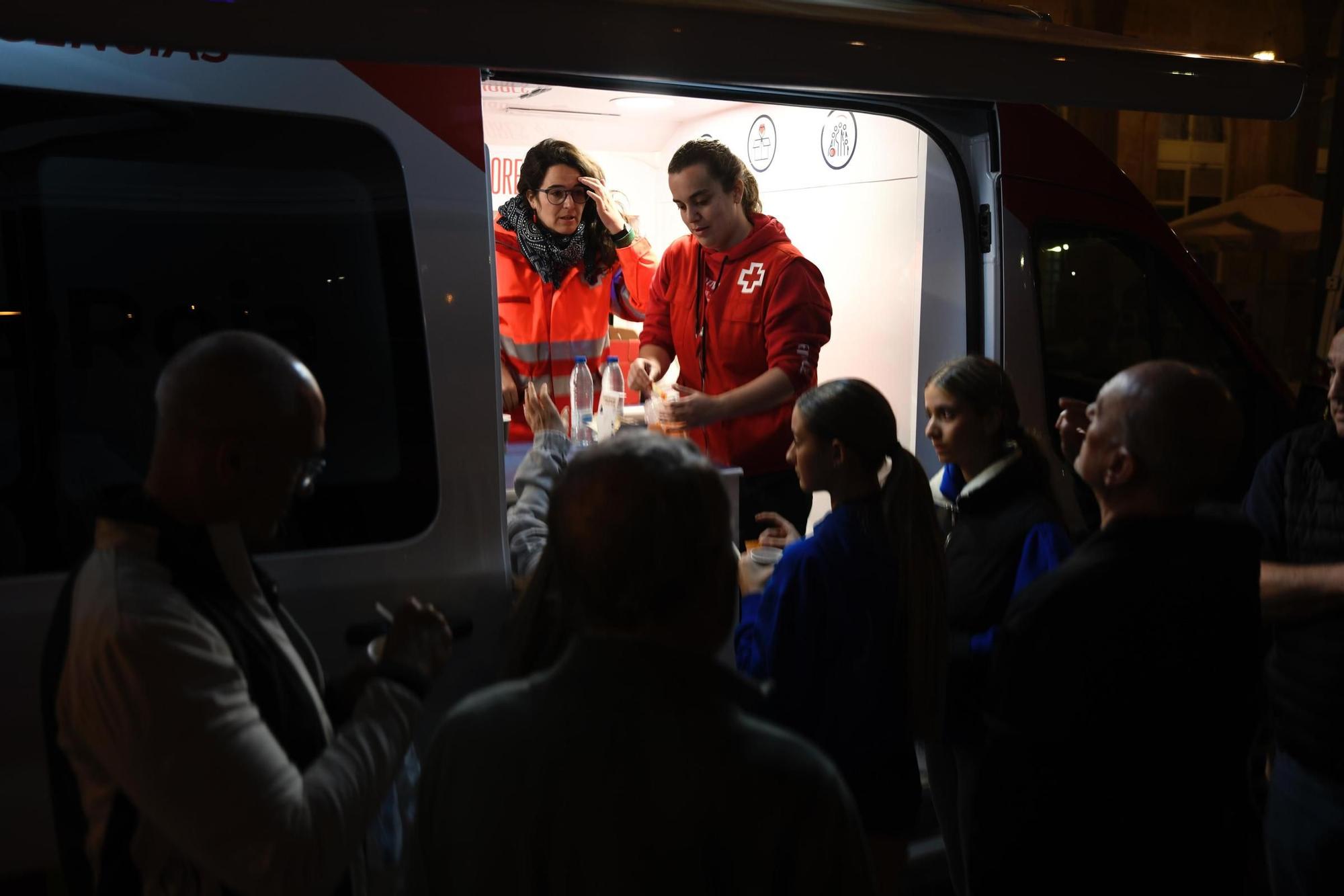 GALERÍA | Cruz Roja atiende a los pasajeros de tren &quot;atrapados&quot; en Zamora