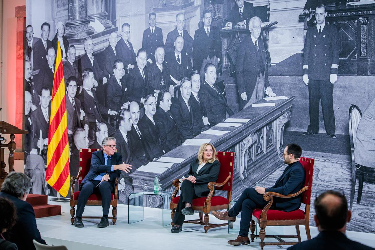 Enric Calpena, Mercè Morales y Daniel Roig en la conmemoración de la primera sesión.