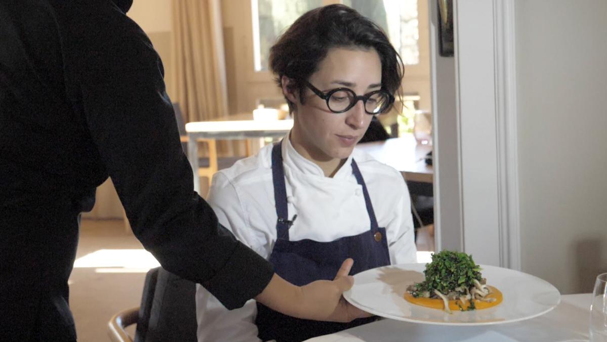 Laura Veraguas, chef del restaurante Iradier, enseña cómo se hace el cremoso de boniato, setas y col kale.