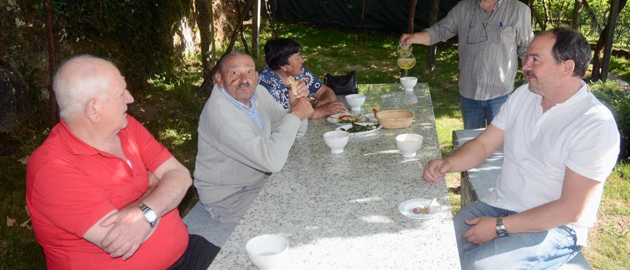 Clientes en la terraza de un furancho de Marcón.