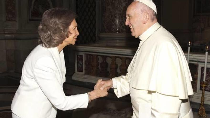 La Reina Sofía saluda ayer al papa Francisco en la Capilla de la Piedad.