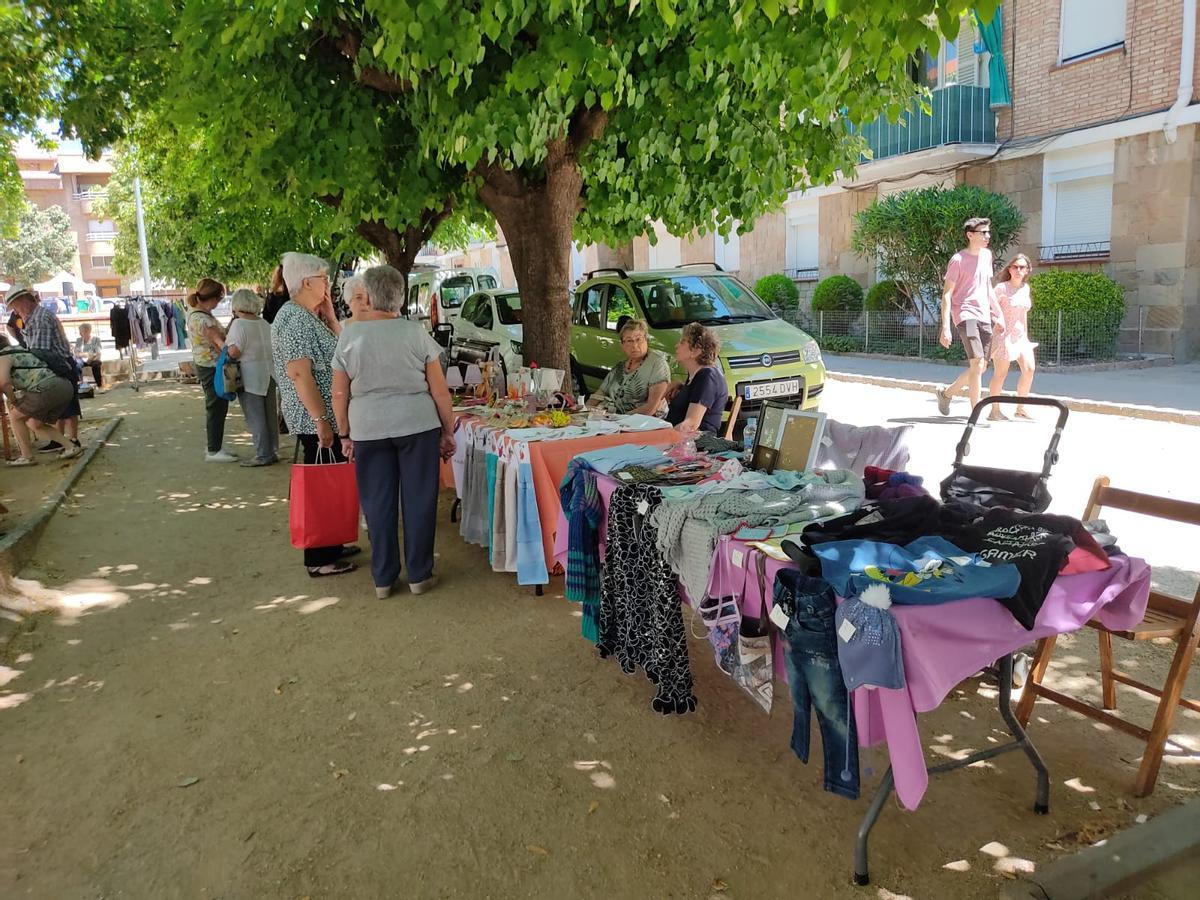 Primera edició del mercat de segona mà al barri de Valldaura