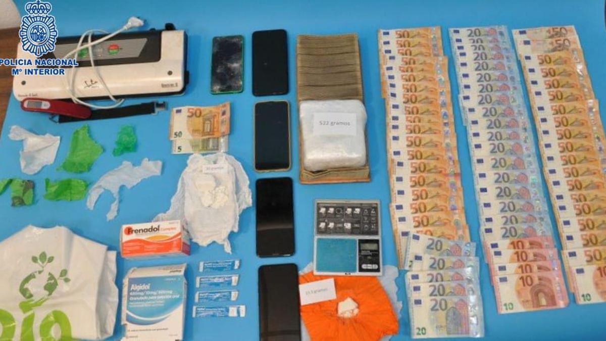 Material incautado por la Policía en el bar de Huesca