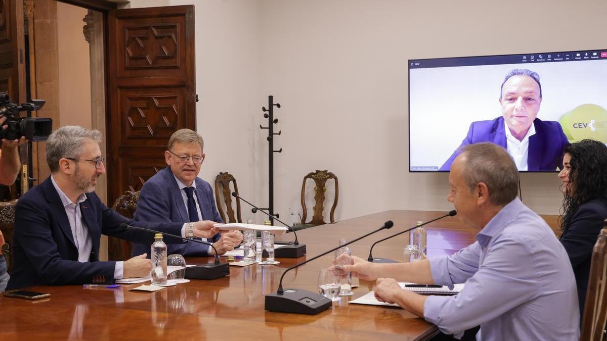 Arcadi España, Ximo Puig, Ismael Sáez, Ana García y, Salvador Navarro por videoconferencia.