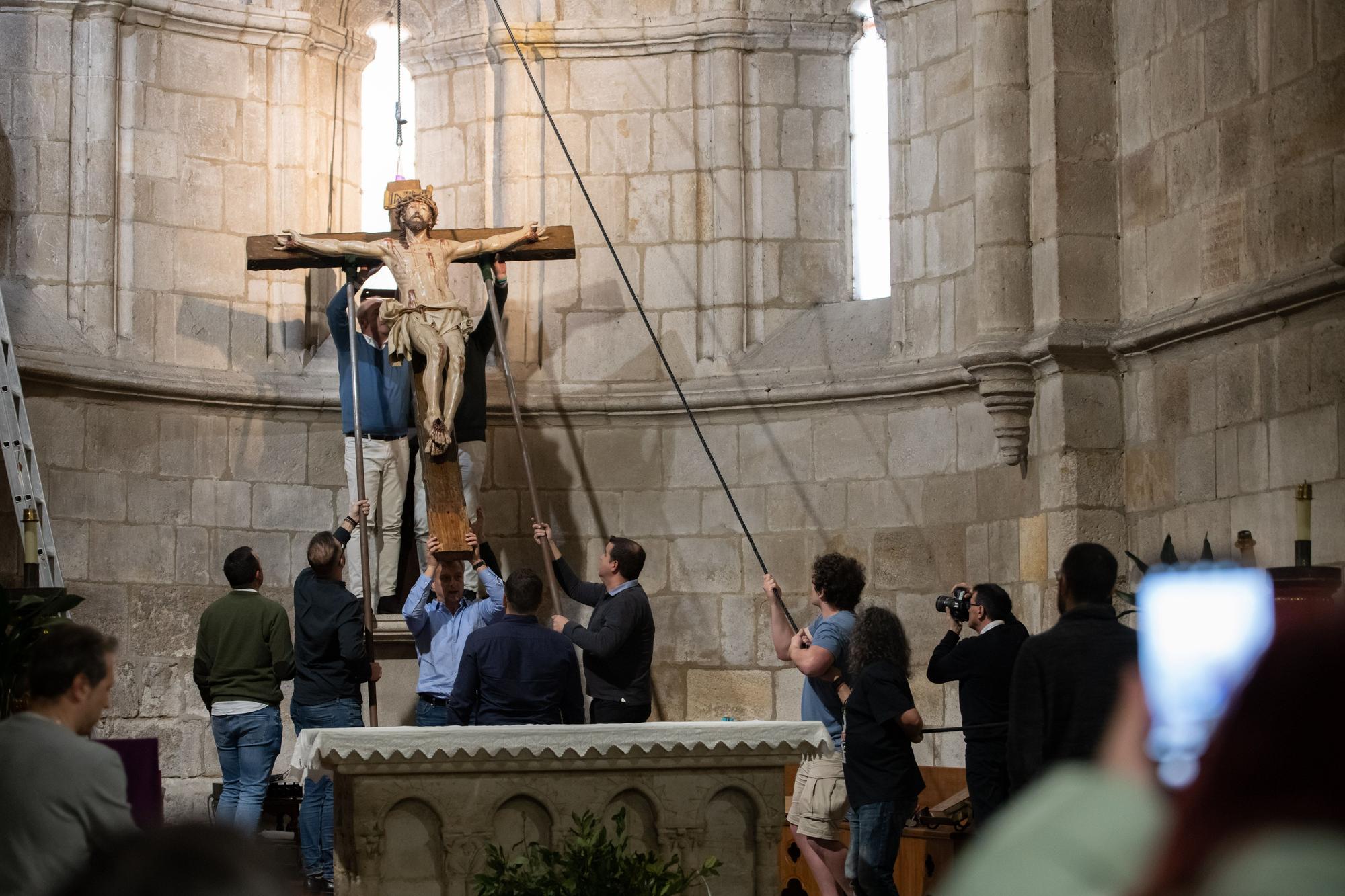 Descendimiento del Cristo de la Agonía en la iglesia de La Horta para preparar la procesión de las Siete Palabras del próximo Martes Santo.