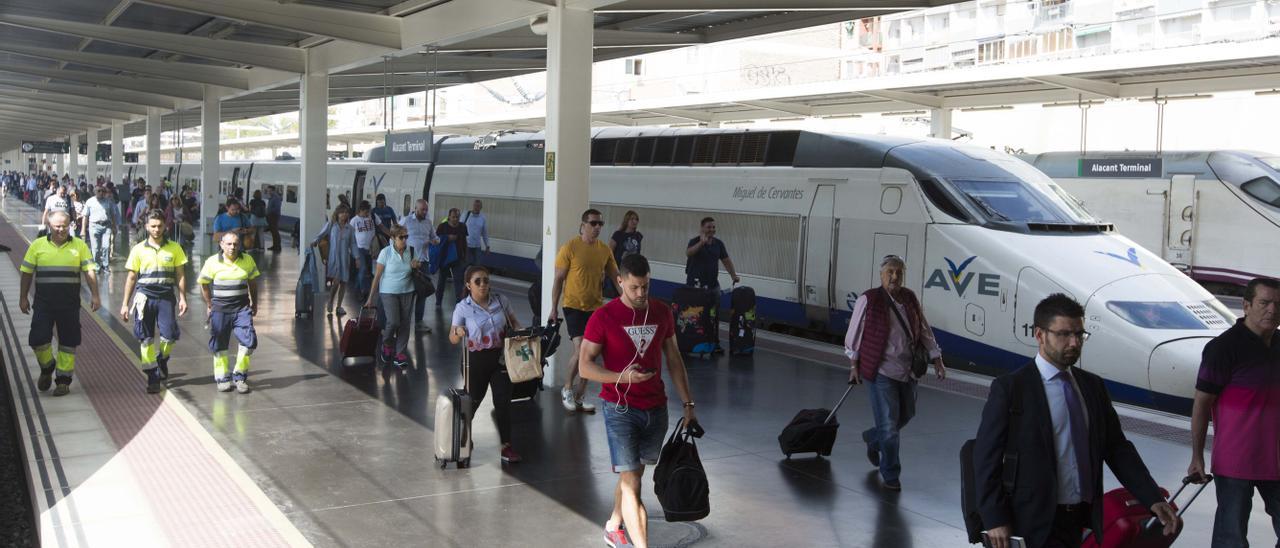 Pasajeros camino del hall de la estación tras llegar en AVE desde Madrid