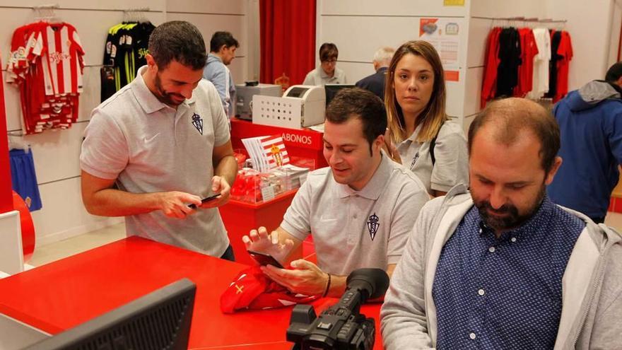 Por la izquierda, Rafa Ceñal, Pablo Requejo, Natalia Hernández y Borja Medio, miembros del departamento de comunicación del Sporting.