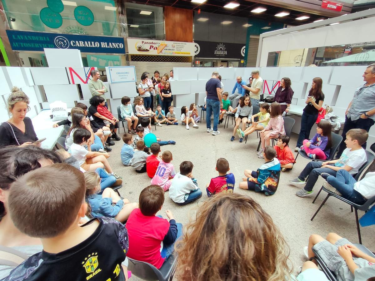 Participantes nunha das actividades dirixidas ao público infantil.