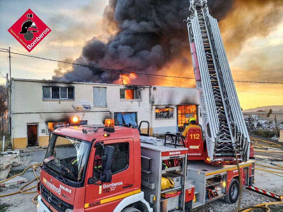 Declarado un incendio en una fábrica abandonada de Biar