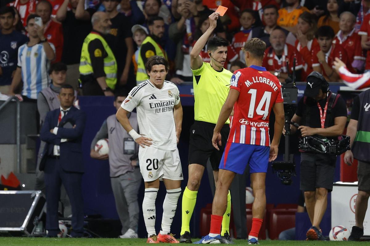 Busquets Ferrer expulsa a Marcos Llorente, jugador del Atlético, en el final del derbi madrileño.