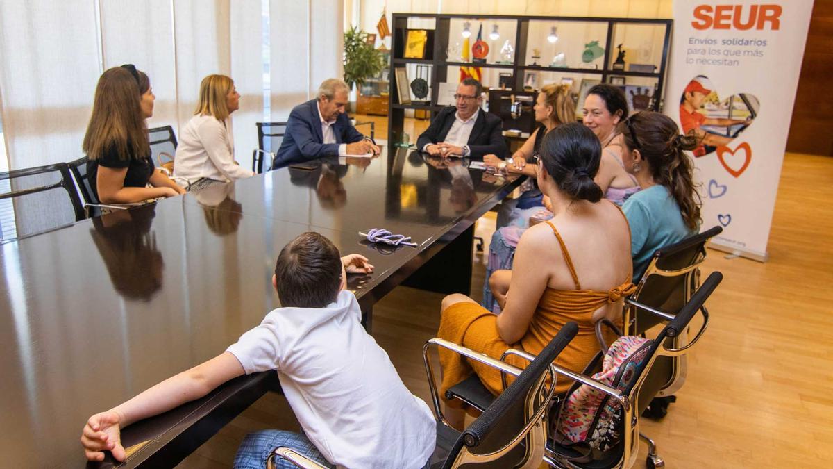 El pequeño Leo, en primer término, junto a representantes municipales y de la Fundación SEUR, el día que le hicieron entrega del cheque para ayudar a costear sus tratamientos.