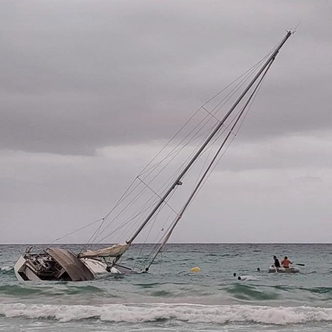 Segelboot am Strand von Cala Millor gekentert