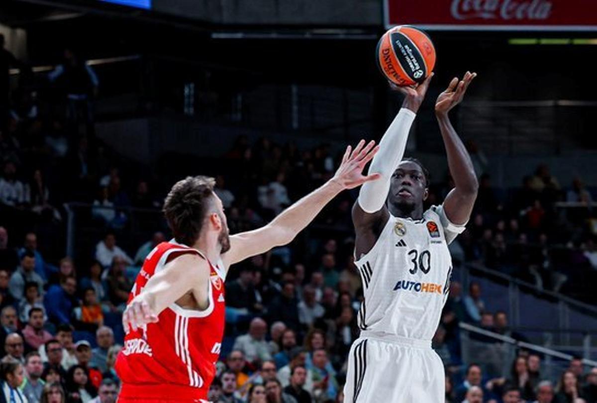 Ndiaye, en una acción del encuentro ante el Estrella Roja