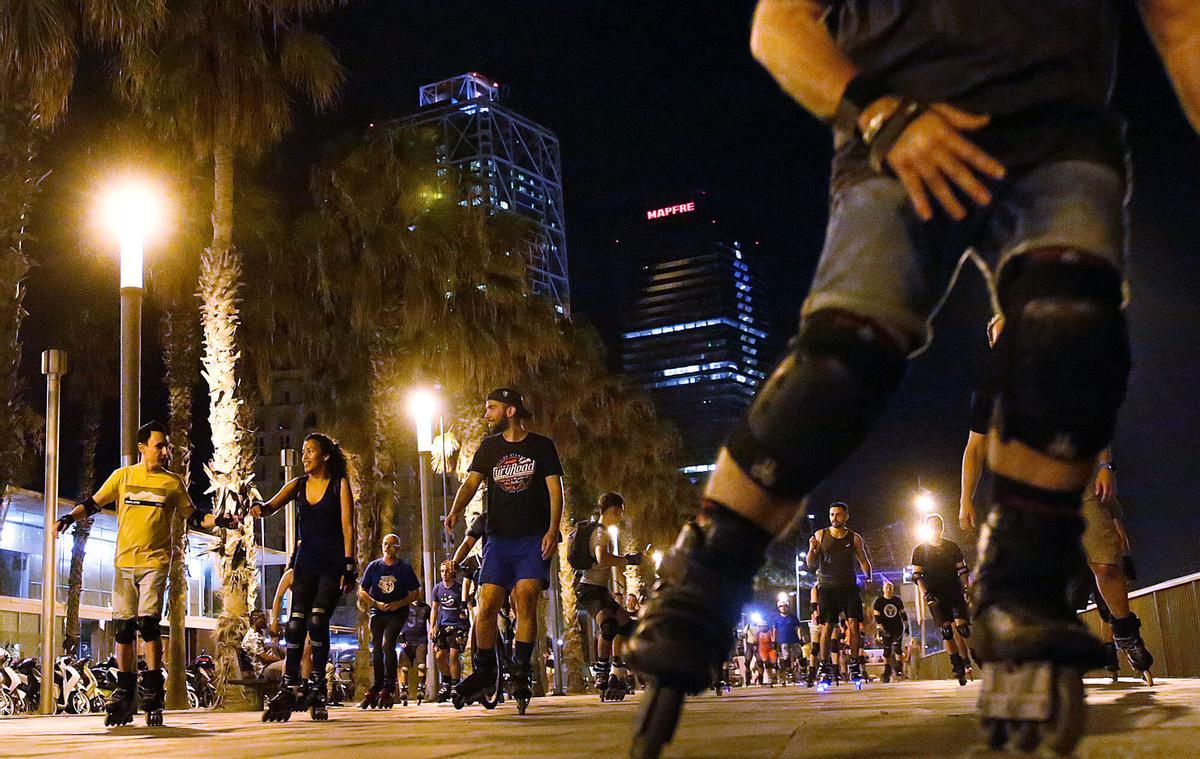 BARCELONA 02/08/2019 Ruta nocturna en patines por el centro de la ciudad. Foto : ALVARO MONGE