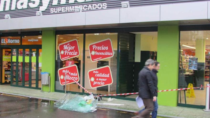 Estado en el que quedó la luna del supermercado tras el robo, ayer, en Llanes.