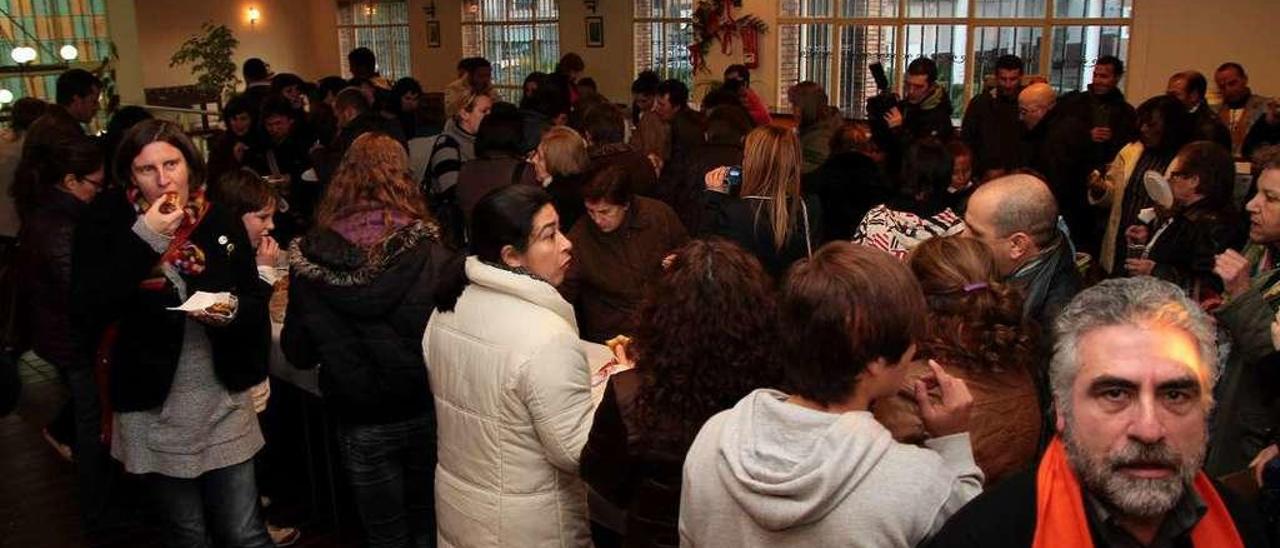 Una fiesta gastronómica intercultural en la Casa da Xuventude de Lalín. // Bernabé/Gutier