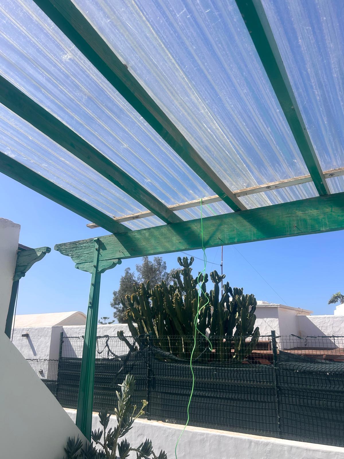 Pérgola desprendida por el viento en Apartamentos Haría, en Puerto del Carmen.