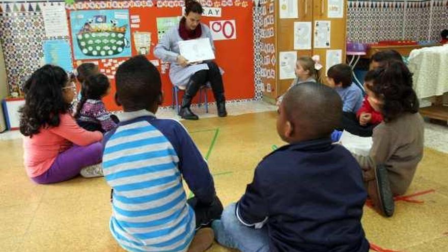 Un grupo de alumnos realiza una actividad durante la jornada escolar en el colegio Gálvez Moll.