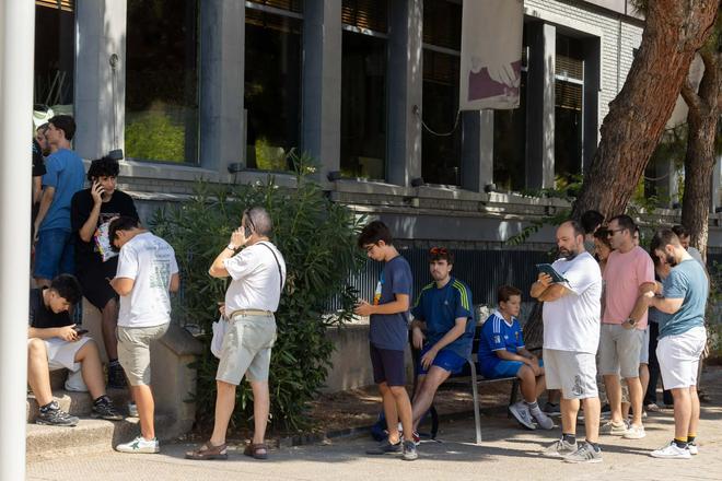 En imágenes | Largas filas en las oficinas del Real Zaragoza en el primer día de alta de nuevos abonados