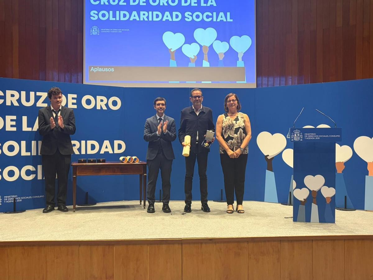 José F. Cabanes, como presidente d ela mancomunitat de l'Horta Sud, recoge la Cruz de oro en representación de lso Servicios Sociales