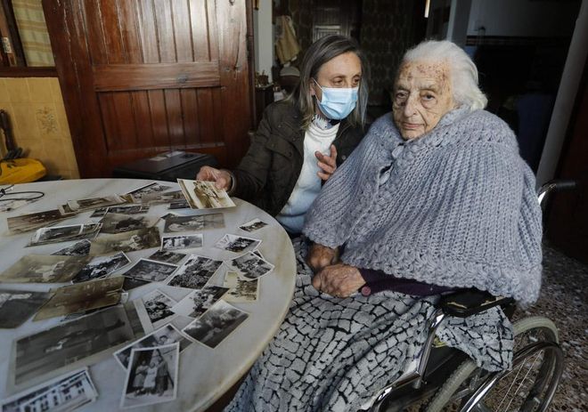María Concepción, vecina de Estivella, que con 107 años ha sobrevivido a una guerra y dos pandemias.