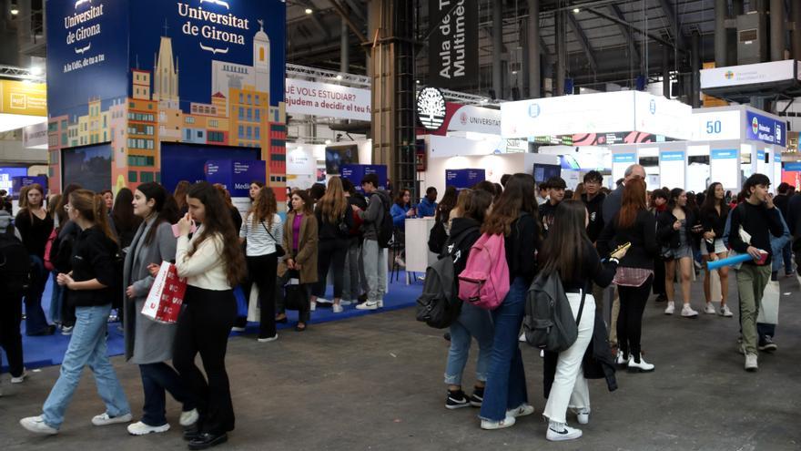 Estudiants al Saló de l'Ensenyament