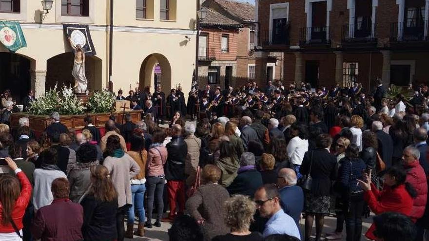 La Plaza Mayor de Villalpando, abarrotada el Domingo de Resurrección.