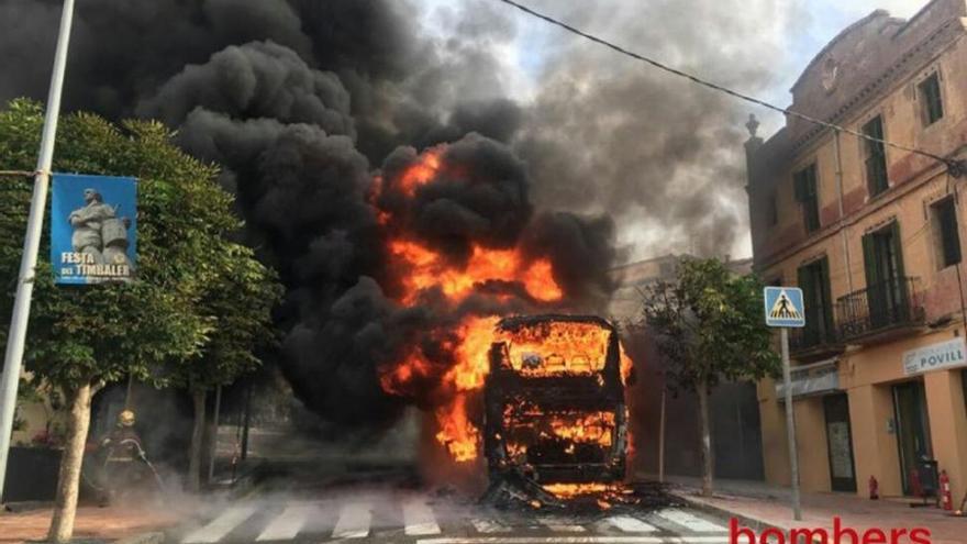 Espectacular incendio de un autocar en el núcleo urbano del Bruc