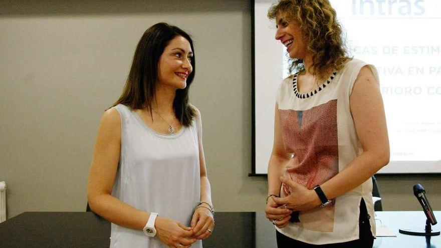 María José Viñas (izquierda) y Esther Parra, en el salón de actos del Colegio de Médicos.