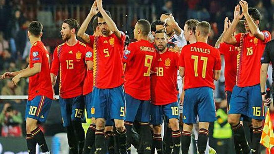 Els jugadors de la selecció espanyola, celebrant la victòria després del partit d&#039;anit a Mestalla.
