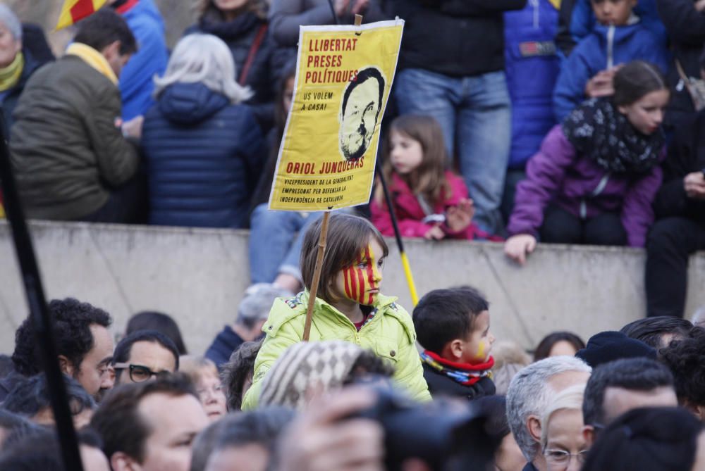 Milers de persones clamen per la llibertat de Puigdemont davant la subdelegació del govern de Girona