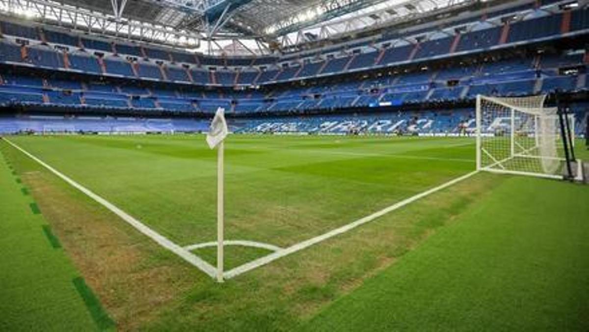 Estado del césped del Santiago Bernabéu a principio de temporada, antes del primer cambio.