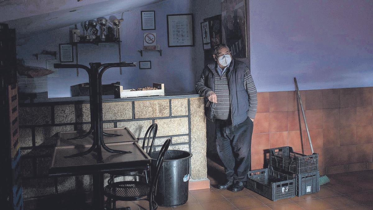 Saturnino, en el local que, en su día, funcionó como bar de Espadañedo. | Emilio Fraile