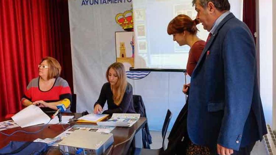 La edil de Cultura Marián Martínez, Angie Escalona, Yolanda Gutiérrez y Juan Carlos López, de Fetiche.