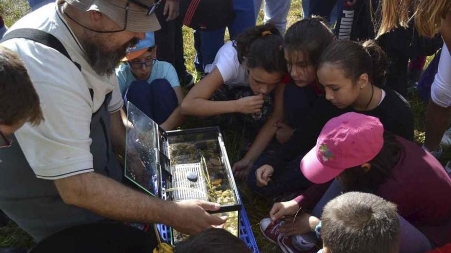 Muestra de especies del Lago a los alumnos.