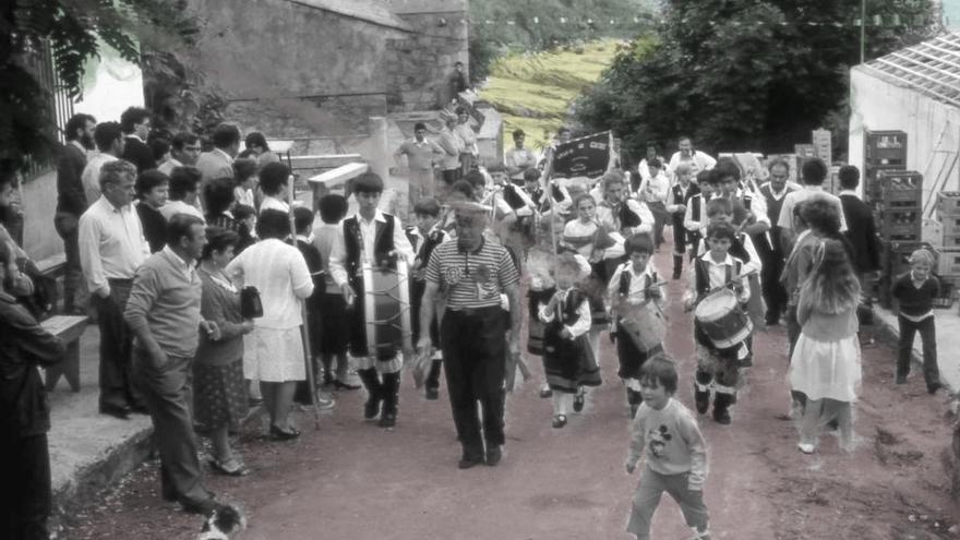 Una foto antigua de las fiestas en Ons.//