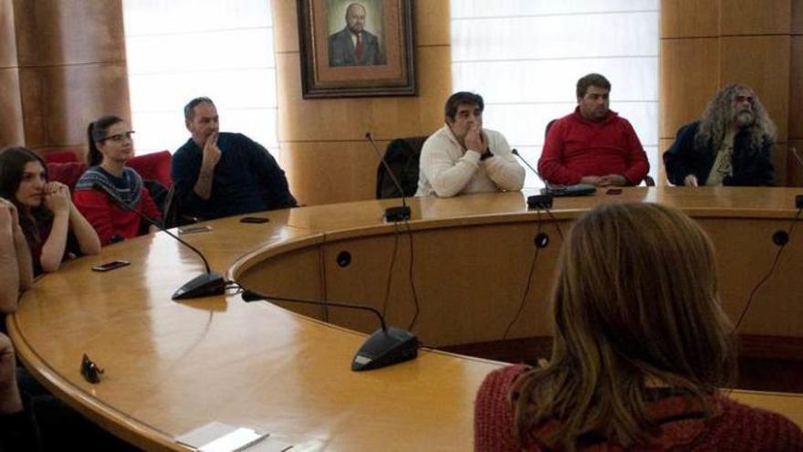 Integrantes de diferentes grupos del concejo, en el salón de plenos del Ayuntamiento.