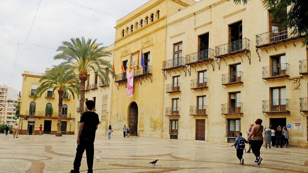 Fachada principal del Ayuntamiento de Elche, vista desde la Plaça Baix.