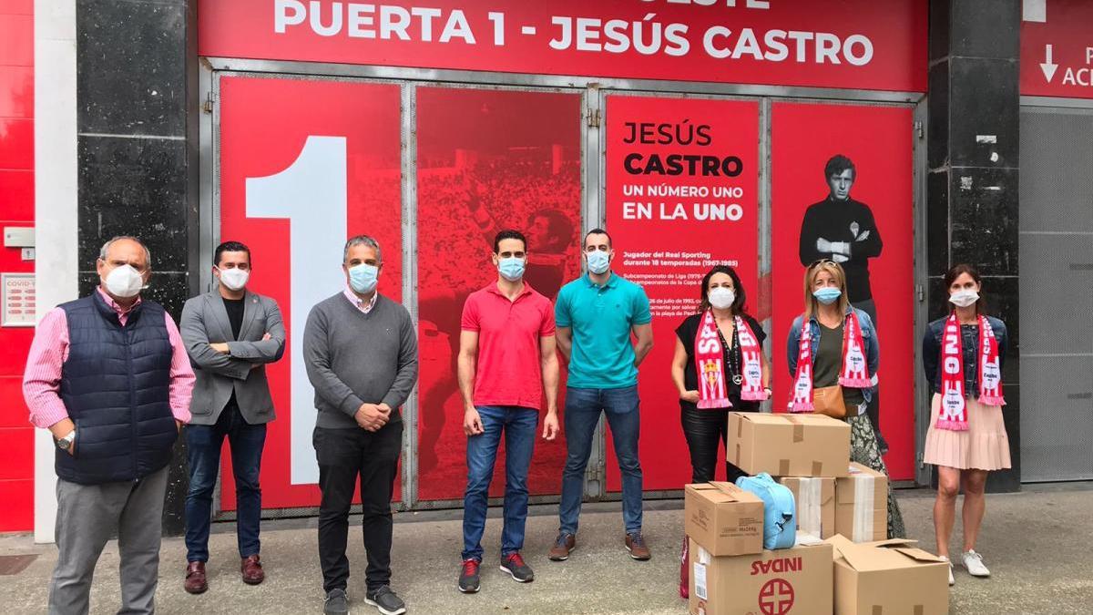 Los representantes de la donación, en El Molinón.