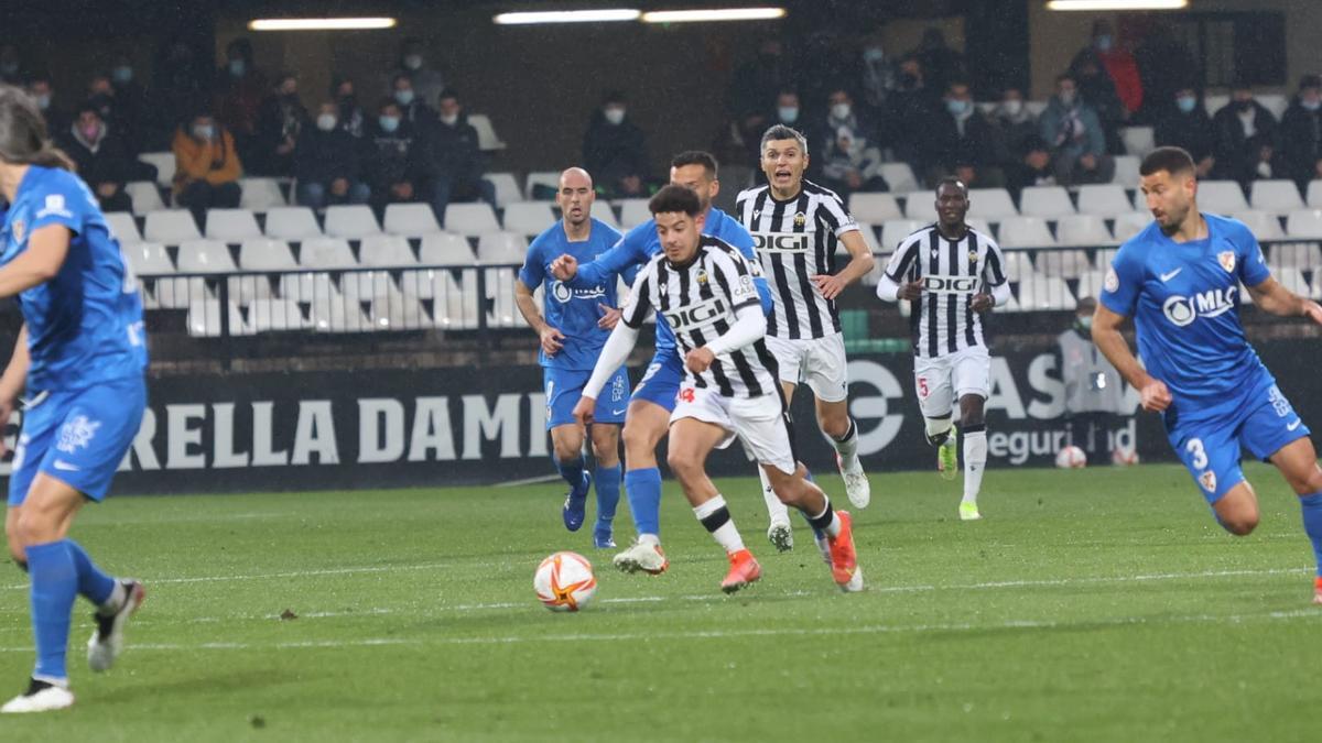 Bilal Kandoussi conduce el balón ante la presencia de los futbolistas del Linares.