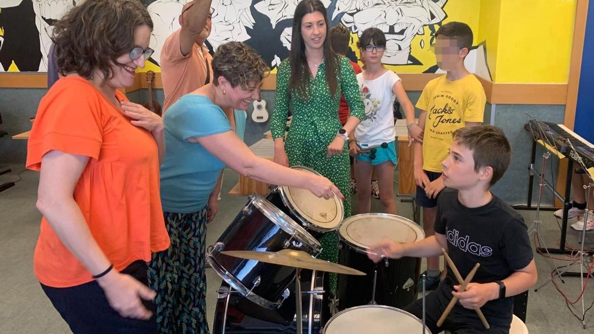 Las conselleras Mónica Oltra y Raquel Tamarit con Beatriz Sánchez, asistente personal de Álvaro, en el aula de música del CEIP Tombatossals, con sus compañeros de clase